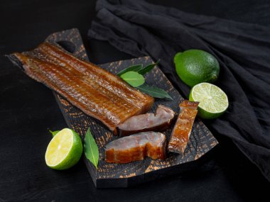 Deniz balığı koyu arka plan üzerinde yeşil limonlu füme