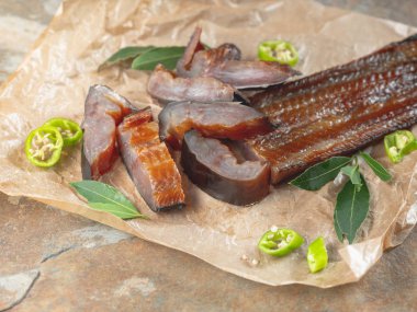 Füme deniz balığı yeşil biber ve craft Kağıt arka plan üzerine defne ile