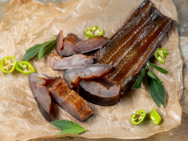 Füme deniz balığı yeşil biber ve craft Kağıt arka plan üzerine defne ile