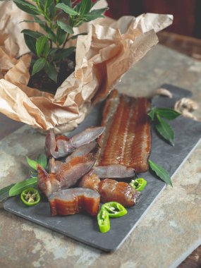 Yeşil biber ve defne üstünde tahta arka plan ile deniz balık füme