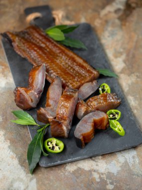 Yeşil biber ve defne üstünde tahta arka plan ile deniz balık füme