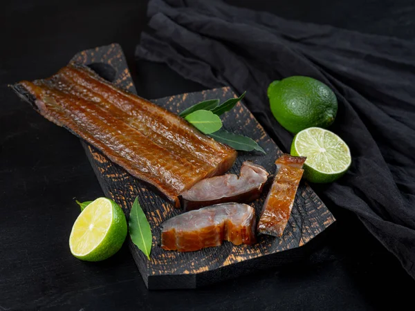 Deniz balığı koyu arka plan üzerinde yeşil limonlu füme