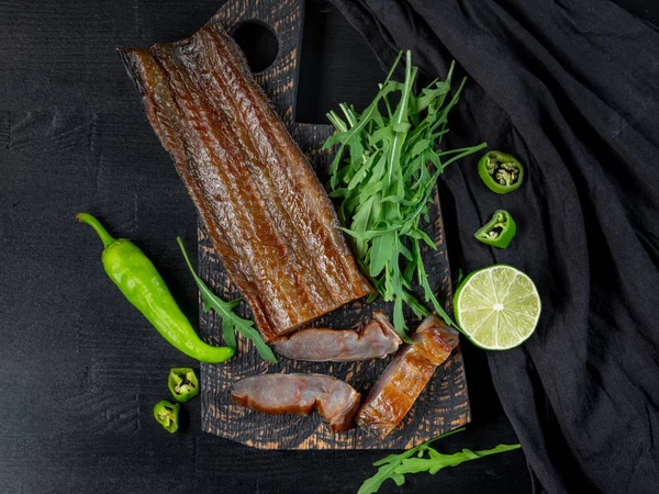 Копчена Морська Риба Зеленим Перцем Руколою Темному Фоні — стокове фото