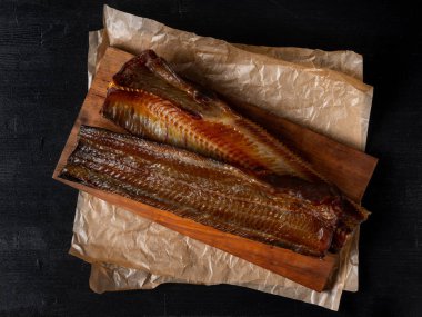 Craft Kağıt arka plan üzerinde füme deniz balığı