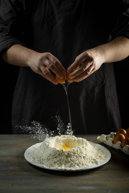 Şef pişirme hamur ahşap arka plan üzerinde eller. Gıda kavramı