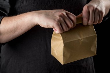 Koyu arka plan üzerinde öğle yemeği ihale Şef. Gıda kavramı