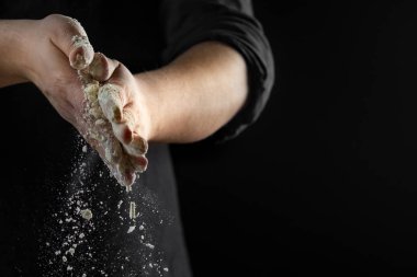 Şef pişirme hamur ahşap arka plan üzerinde eller. Gıda kavramı