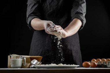 Şef pişirme hamur ahşap arka plan üzerinde eller. Gıda kavramı