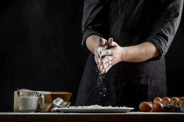 Şef pişirme hamur ahşap arka plan üzerinde eller. Gıda kavramı