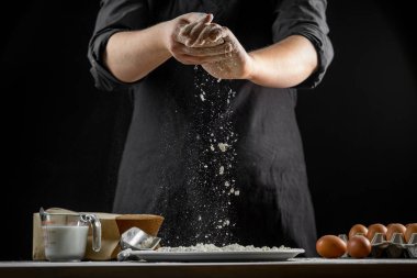 Şef pişirme hamur ahşap arka plan üzerinde eller. Gıda kavramı