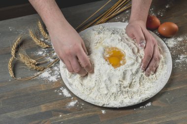 Şef pişirme hamur ahşap arka plan üzerinde eller. Gıda kavramı