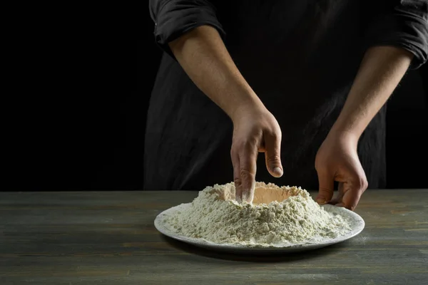 Chef Mãos Cozinhar Massa Sobre Fundo Madeira Conceito Alimentar — Fotografia de Stock