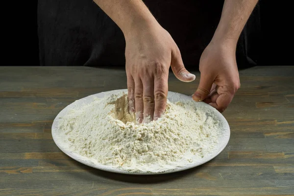 Chef Mãos Cozinhar Massa Sobre Fundo Madeira Conceito Alimentar — Fotografia de Stock