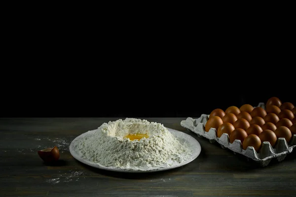 Ahşap Masa Üzerinde Hamur Için Beyaz Ile Plaka — Stok fotoğraf