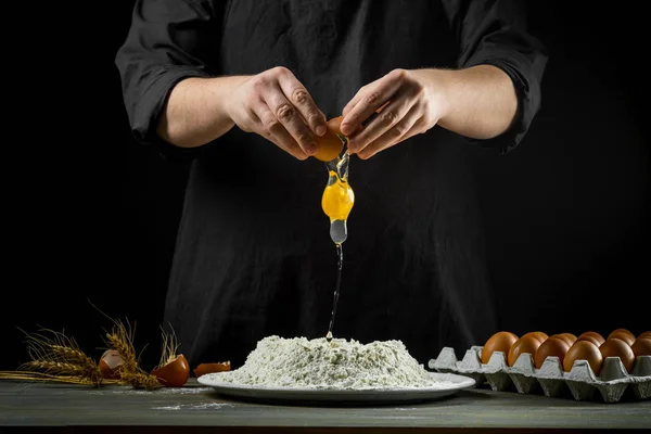 Chef Mani Pasta Cottura Sfondo Legno Concetto Alimentare — Foto Stock