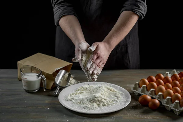 Chef Mani Pasta Cottura Sfondo Legno Concetto Alimentare — Foto Stock