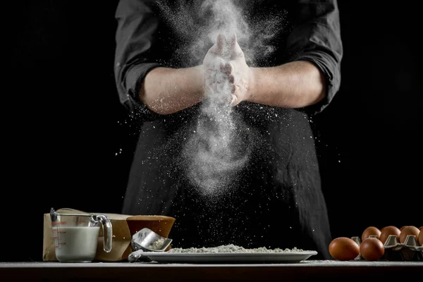 Chef Mãos Cozinhar Massa Sobre Fundo Madeira Conceito Alimentar — Fotografia de Stock