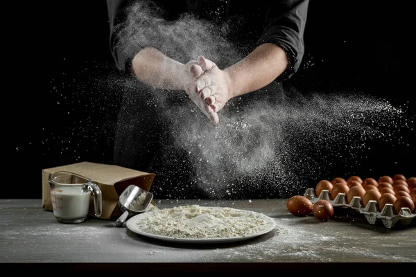 Σεφ Χέρια Μαγείρεμα Ζύμη Πάνω Από Ξύλινο Υπόβαθρο Έννοια Των — Φωτογραφία Αρχείου