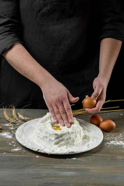 Chef Mãos Cozinhar Massa Sobre Fundo Madeira Conceito Alimentar — Fotografia de Stock