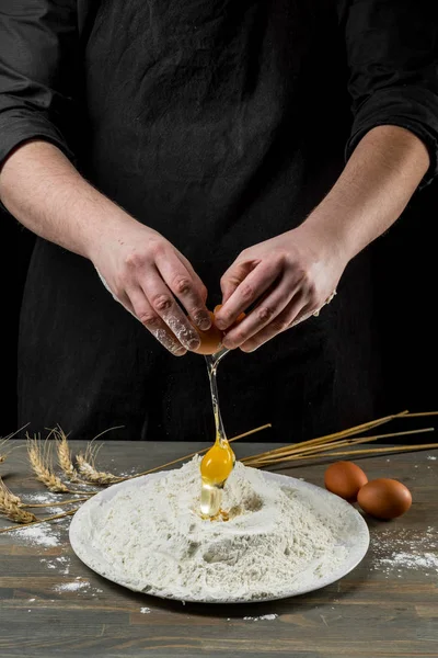 Chef Mãos Cozinhar Massa Sobre Fundo Madeira Conceito Alimentar — Fotografia de Stock