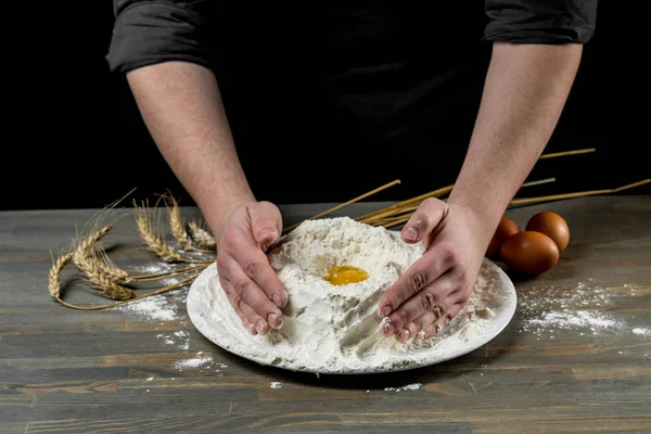 Chef Mani Pasta Cottura Sfondo Legno Concetto Alimentare — Foto Stock