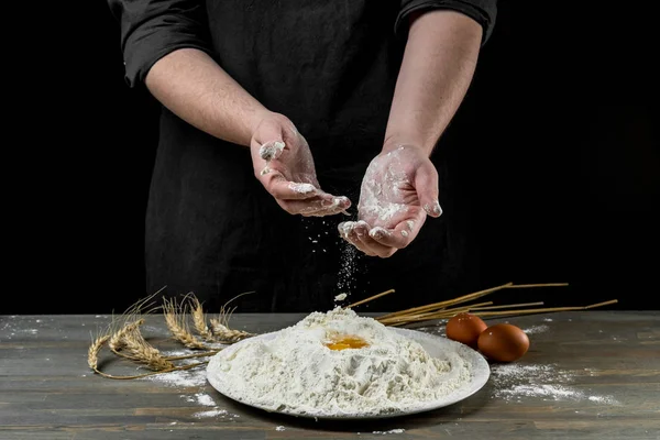 Szef Kuchni Ręce Gotowania Ciasta Drewniane Tła Koncepcja Żywności — Zdjęcie stockowe