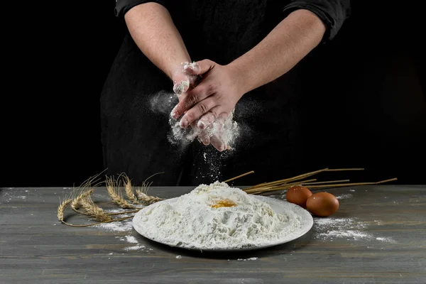 Chef Mani Pasta Cottura Sfondo Legno Concetto Alimentare — Foto Stock