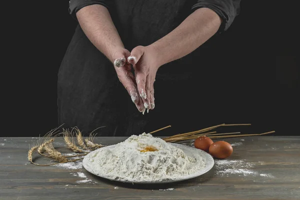 Chef Mani Pasta Cottura Sfondo Legno Concetto Alimentare — Foto Stock