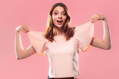 Uzun saçlı pembe arka plan izole gülümseyen çekici kadın portresi