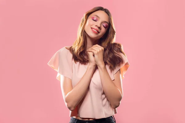 Portret Van Lachende Aantrekkelijke Vrouw Met Lange Haren Geïsoleerd Roze — Stockfoto