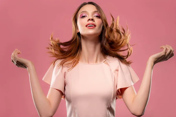 Portret Van Lachende Aantrekkelijke Vrouw Met Lange Haren Geïsoleerd Roze — Stockfoto