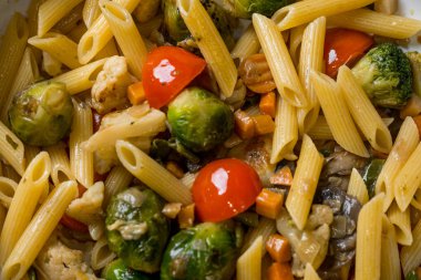 İtalyan makarna peynir ve kavrulmuş sebze ile
