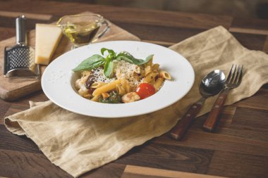 İtalyan makarna peynir, sebze ve yumurta sarısı ile