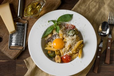 İtalyan makarna peynir, sebze ve yumurta sarısı ile