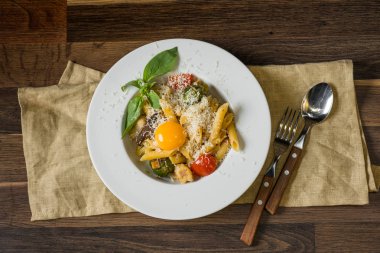 İtalyan makarna peynir, sebze ve yumurta sarısı ile