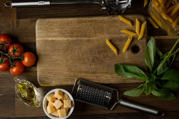 Matlagning Pasta Och Ingredienser Ett Träbord Med Skärbräda Mörk Bakgrund — Stockfoto