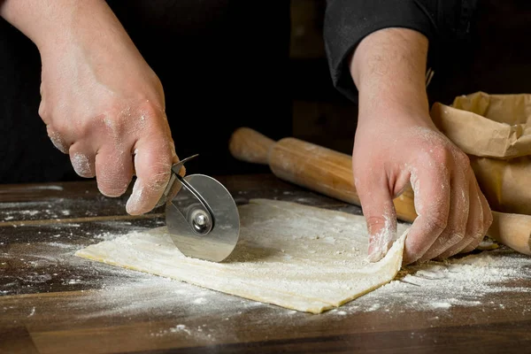 Chef Kok Snijden Deeg Voor Pasta Houten Tafel Met Een — Stockfoto