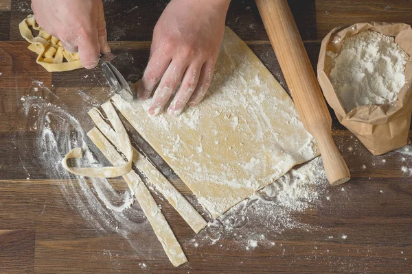 Kocken Skär Degen För Pasta Träbord Med Brödkavel Mjöl Papperspåse — Stockfoto