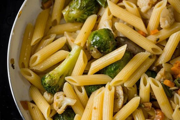 İtalyan makarna peynir ve kavrulmuş sebze ile