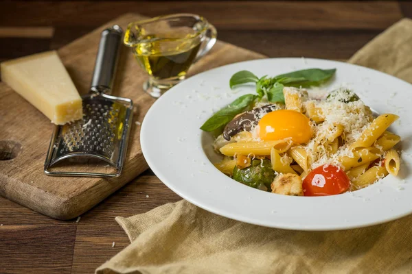 İtalyan makarna peynir, sebze ve yumurta sarısı ile