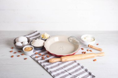 Fırın malzemeleri ve aletleri mutfak masasında