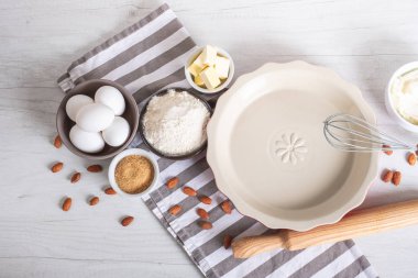 Fırın malzemeleri ve aletleri mutfak masasında