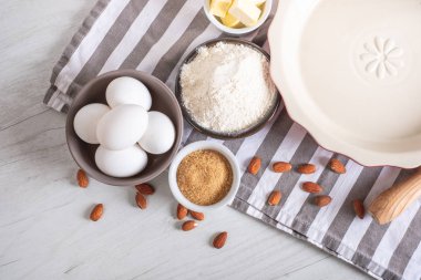 Fırın malzemeleri ve aletleri mutfak masasında