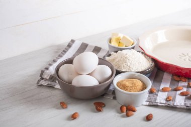 Fırın malzemeleri ve aletleri mutfak masasında