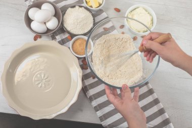 Chef malzemeler mutfak masasında yemeklerle tatlı cheesecake yemek