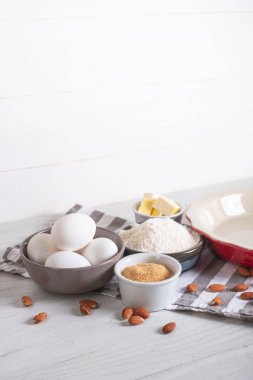 Fırın malzemeleri ve aletleri mutfak masasında