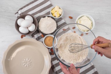 Chef malzemeler mutfak masasında yemeklerle tatlı cheesecake yemek