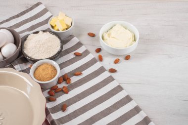 Fırın malzemeleri ve aletleri mutfak masasında