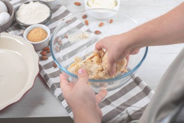 Chef malzemeler mutfak masasında yemeklerle tatlı cheesecake yemek