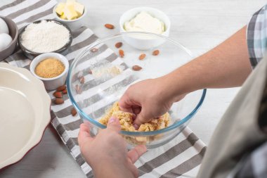 Chef malzemeler mutfak masasında yemeklerle tatlı cheesecake yemek